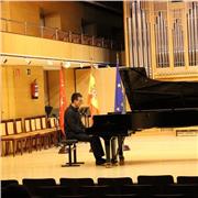 Profesor titulado superior y Máster en interpretación musical imparte clases de piano en Madrid